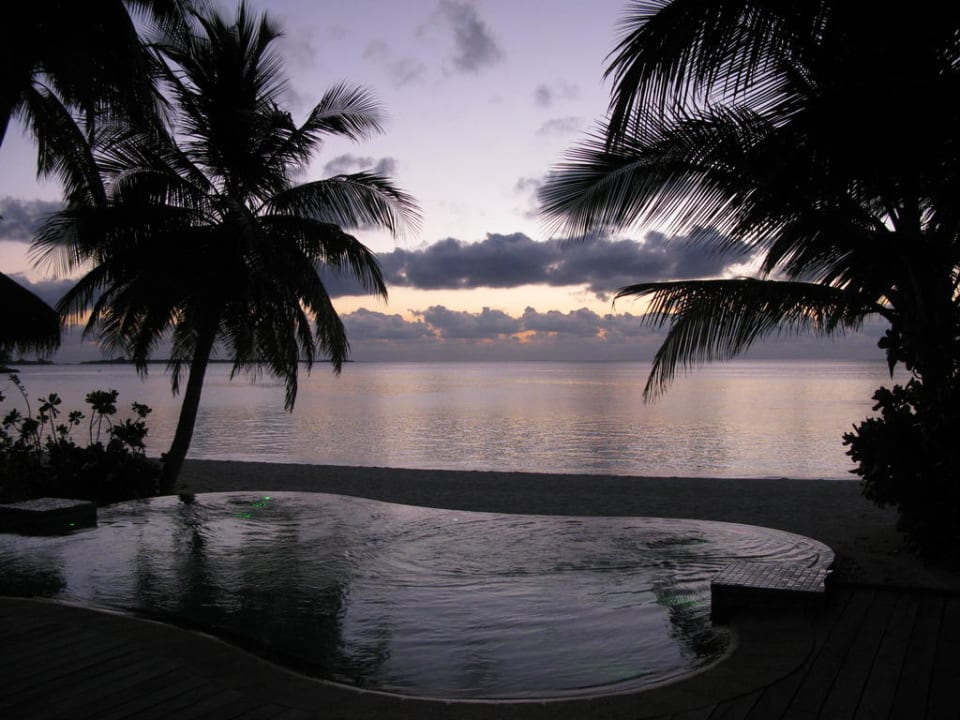 Pool in Abendstimmung Veligandu Maldives Resort Island