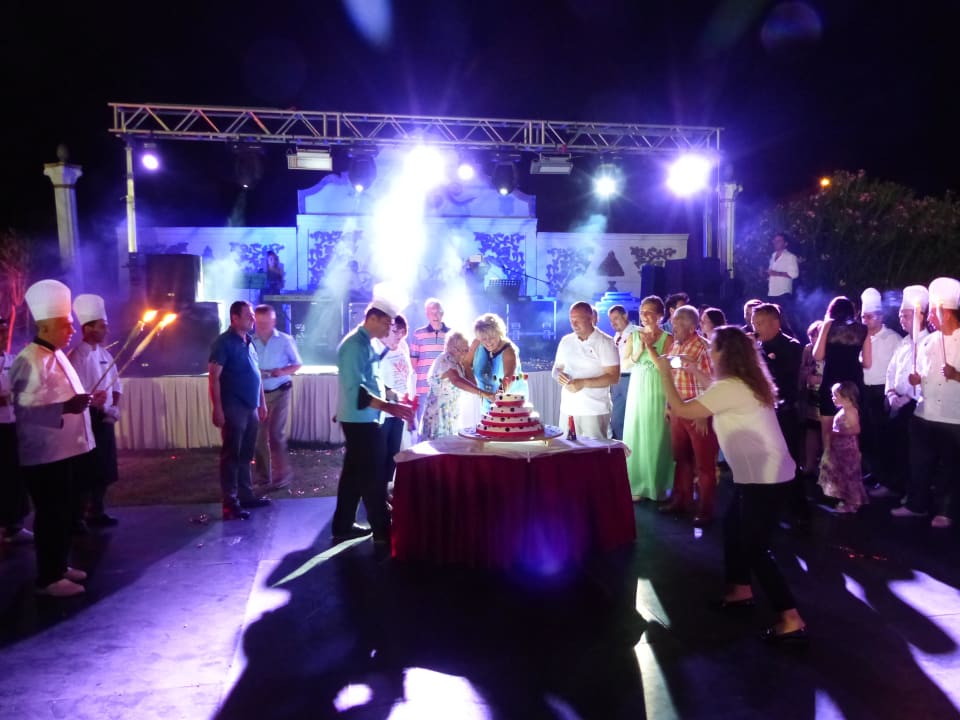 Galaabend am Sportplatz mit 1000 Gästen, Wahnsinn Alba Queen Hotel