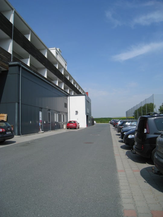 Parkplatz hinterm Hotel All In Red Thermenhotel