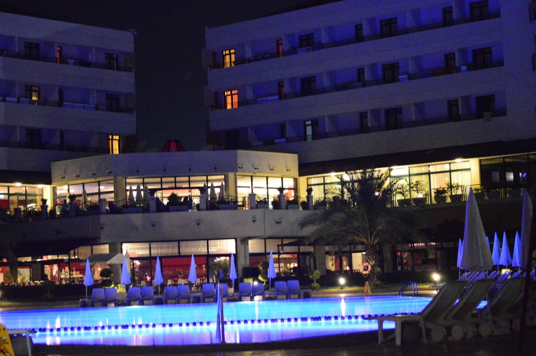 Pool und Hotel bei Nacht Hotel Miramare Beach