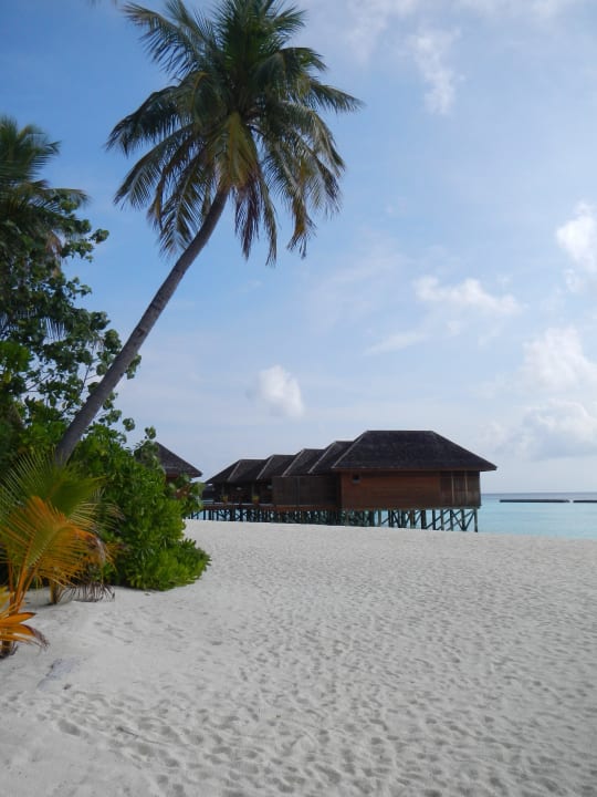 Strand im Osten der Insel und das SPA Veligandu Maldives Resort Island