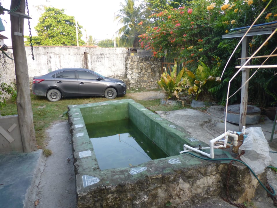 Nicht nutzbarer Pool, abgeschlossener Parkplatz Hostal Hermano Pedro Tikal