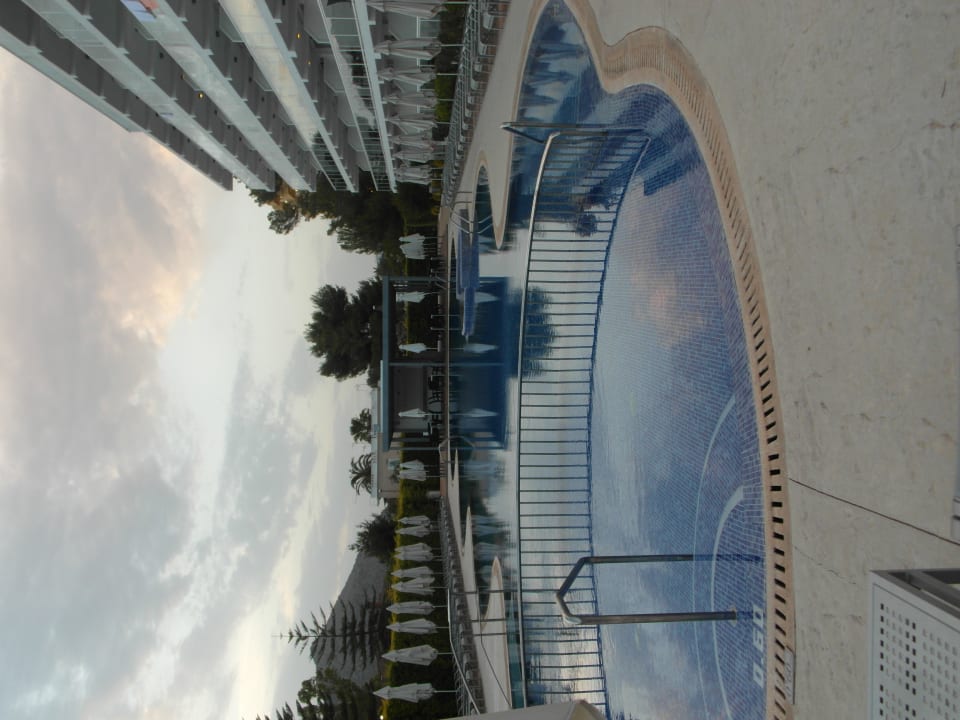 Der große Pool mit Bar Las Gaviotas Suites Hotel