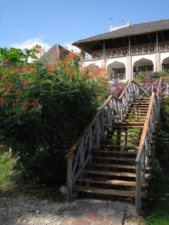 Holztreppe zu Bungalows in 2. Reihe Neptune Pwani Beach Resort & Spa