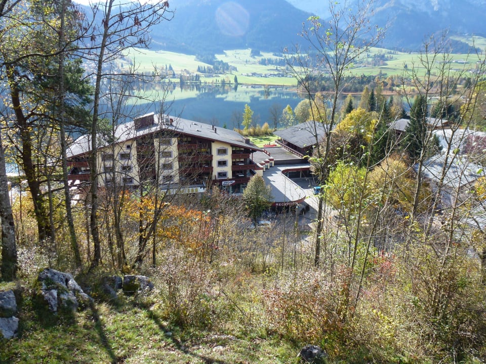 Blick auf das Hotel vom Berg aus Hotel Bellevue am See
