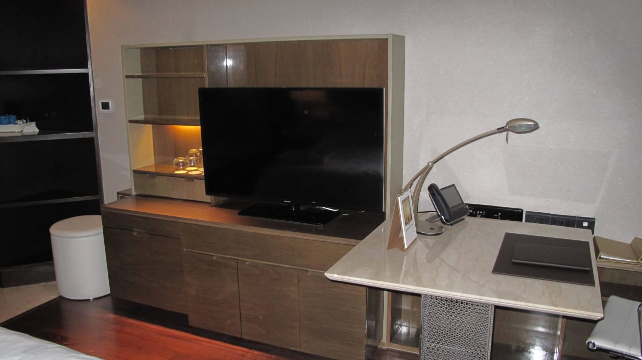 TV und Schreibtisch The Leela Ambience Convention Hotel Delhi