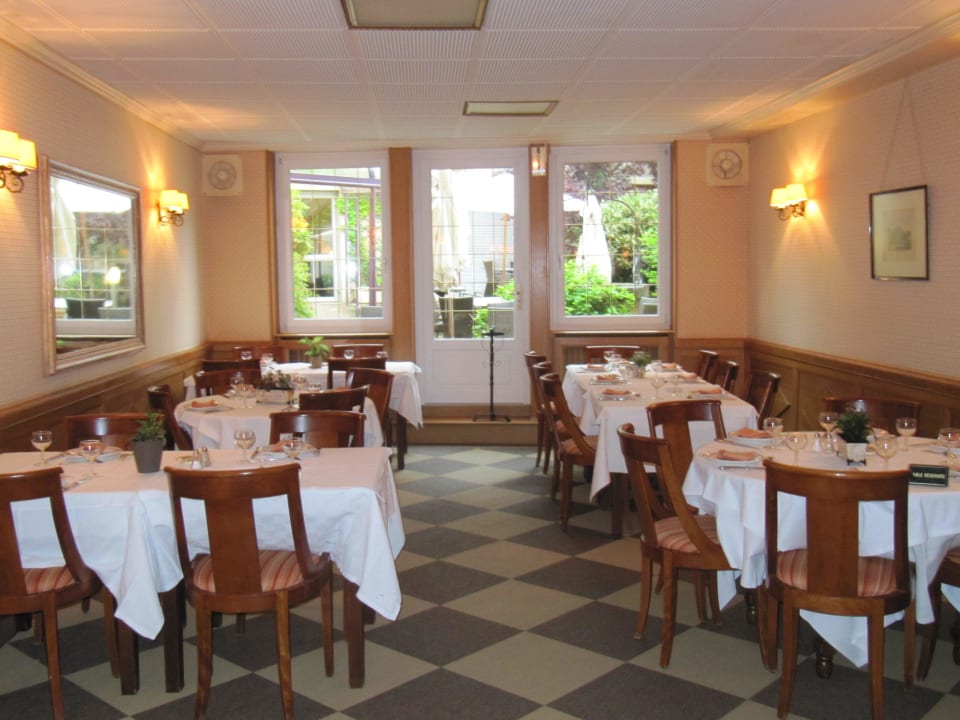 Das Restaurant innen Hostellerie Des Trois Pigeons
