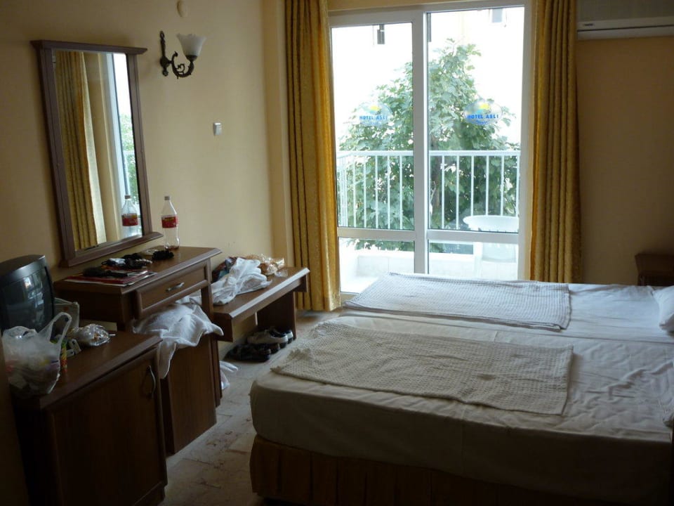 Pokój i nieco widok z balkonu Asli Hotel