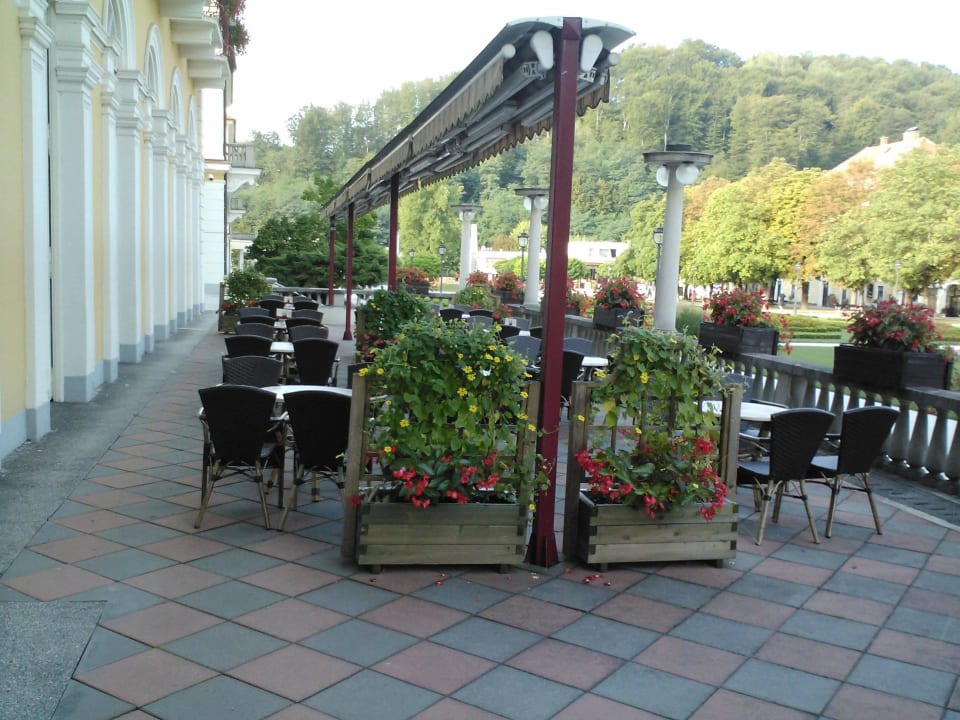 Кафе на веранде отеля Grand Hotel Rogaška Komfort