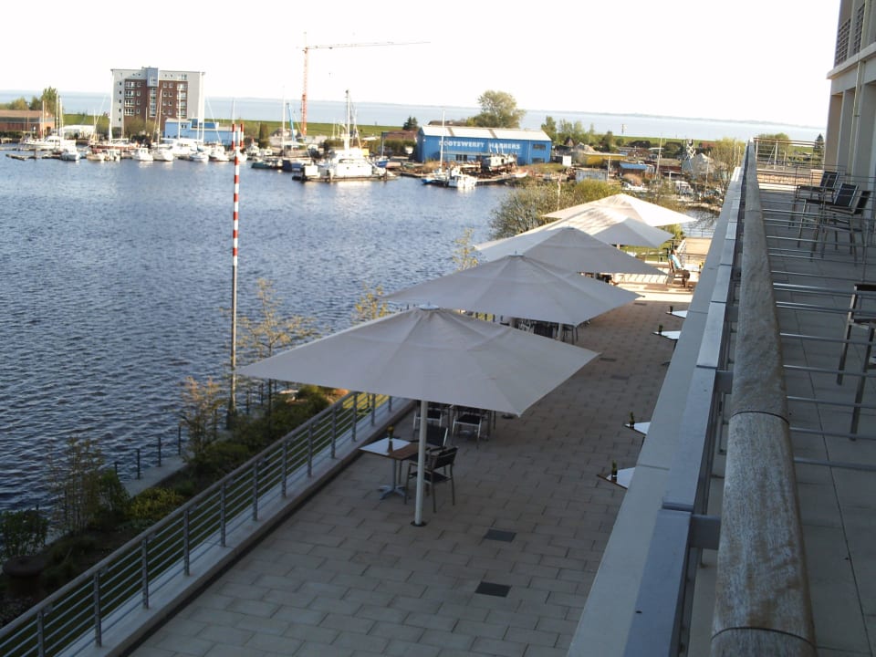 Terrasse - super schöner Ausblick ATLANTIC Hotel Wilhelmshaven