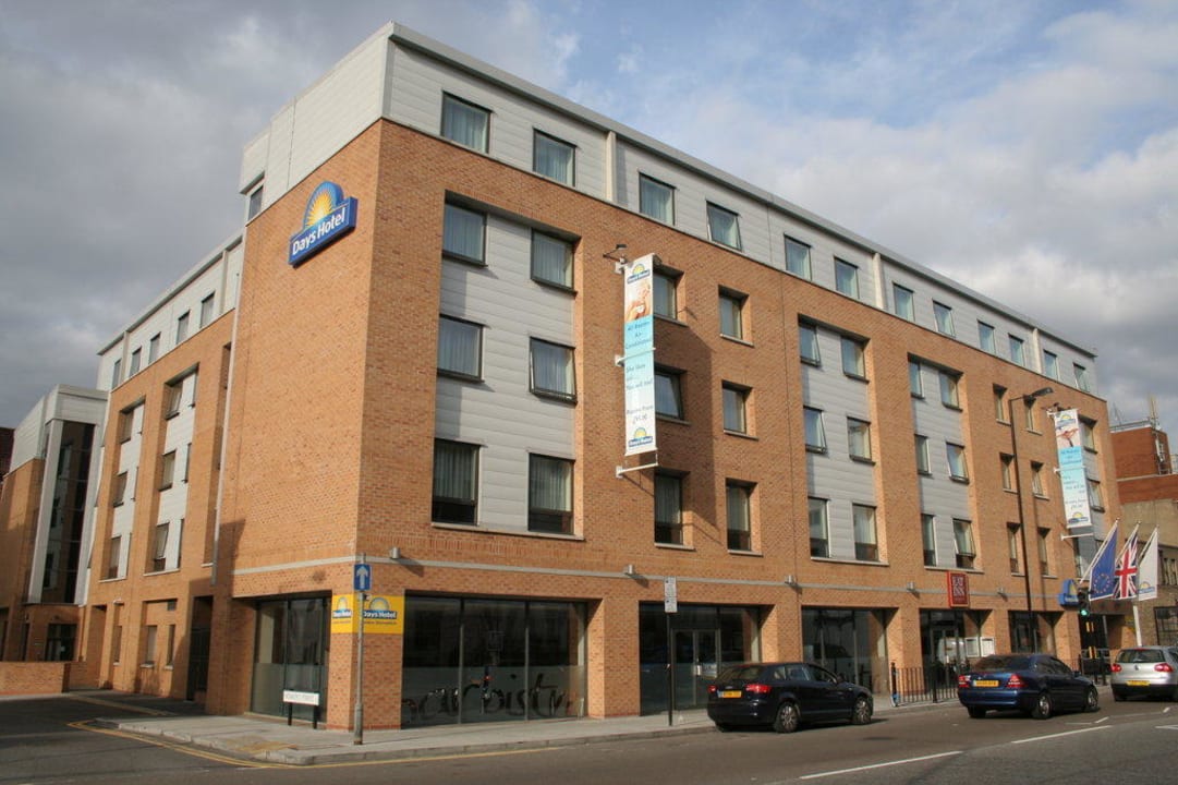 Sicht von Bushaltestelle Mama Shelter London