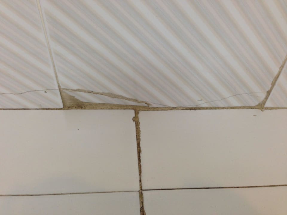 Überall kaputte Fliesen Hotel Grand Teguise Playa