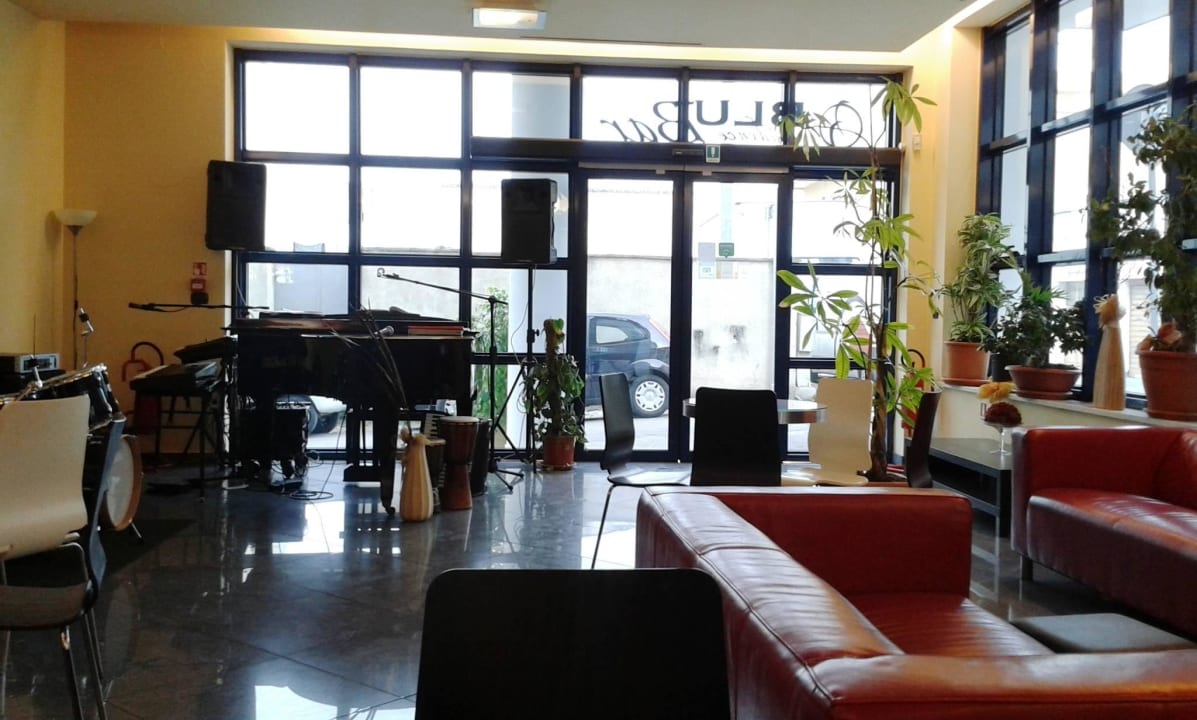 Eingang mit Aufenthaltsraum Hotel Blu Residence