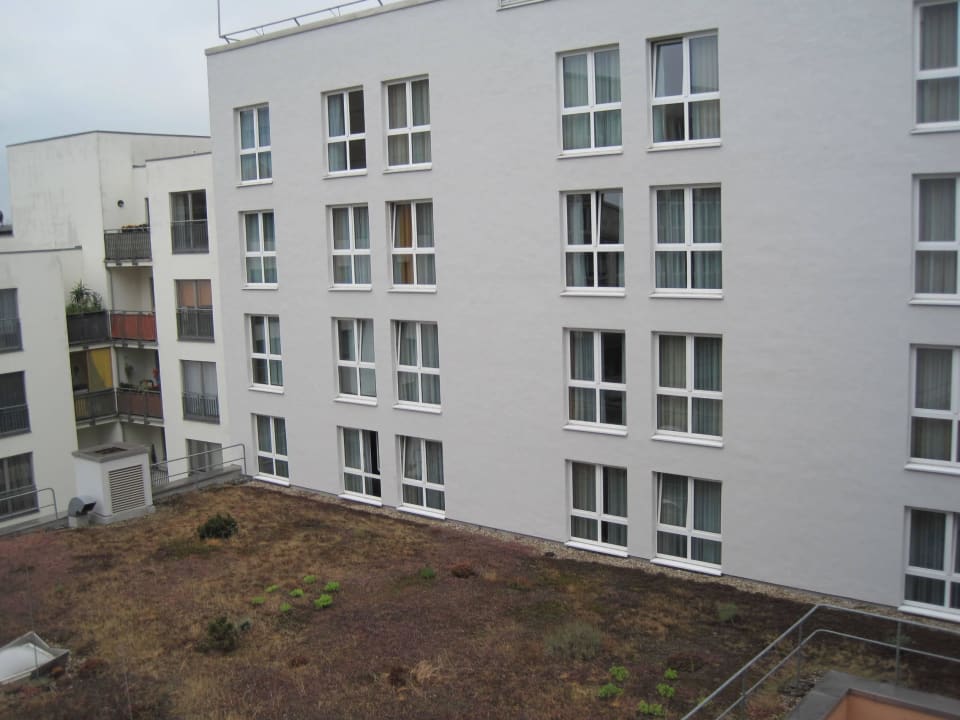 Blick aus dem Fenster in den Innenhof Hotel Dorint Charlottenhof Halle