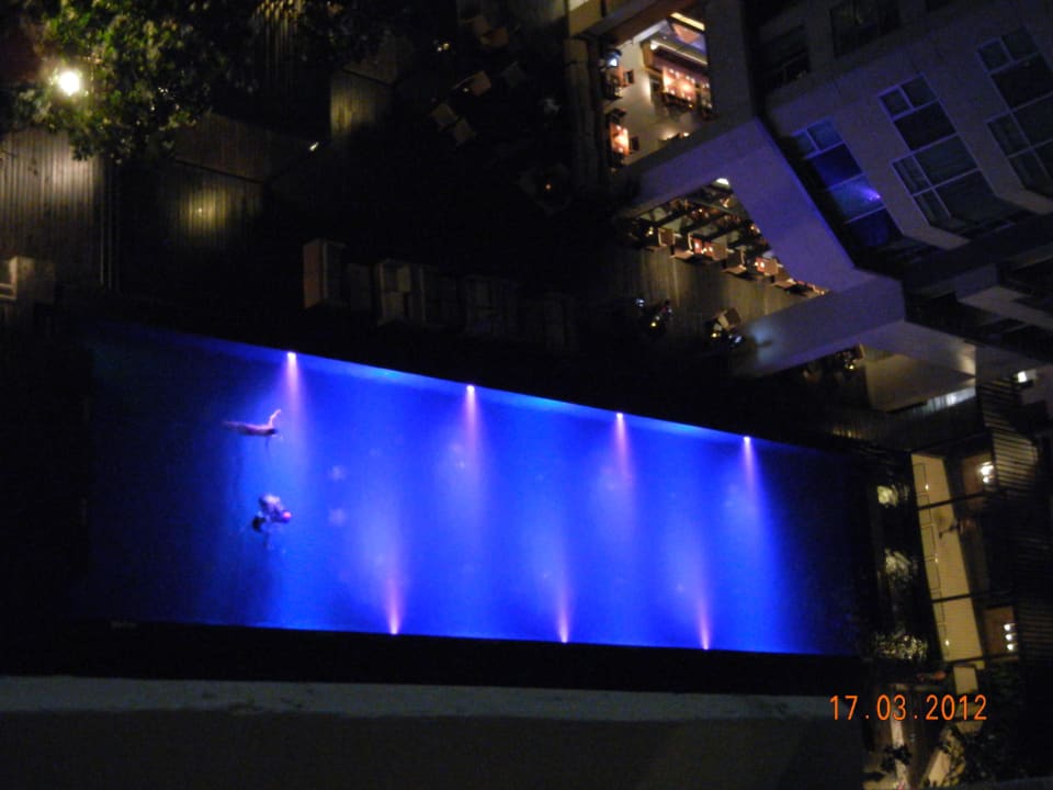 Swimming-Pool am Abend JC Kevin Sathorn Bangkok Hotel