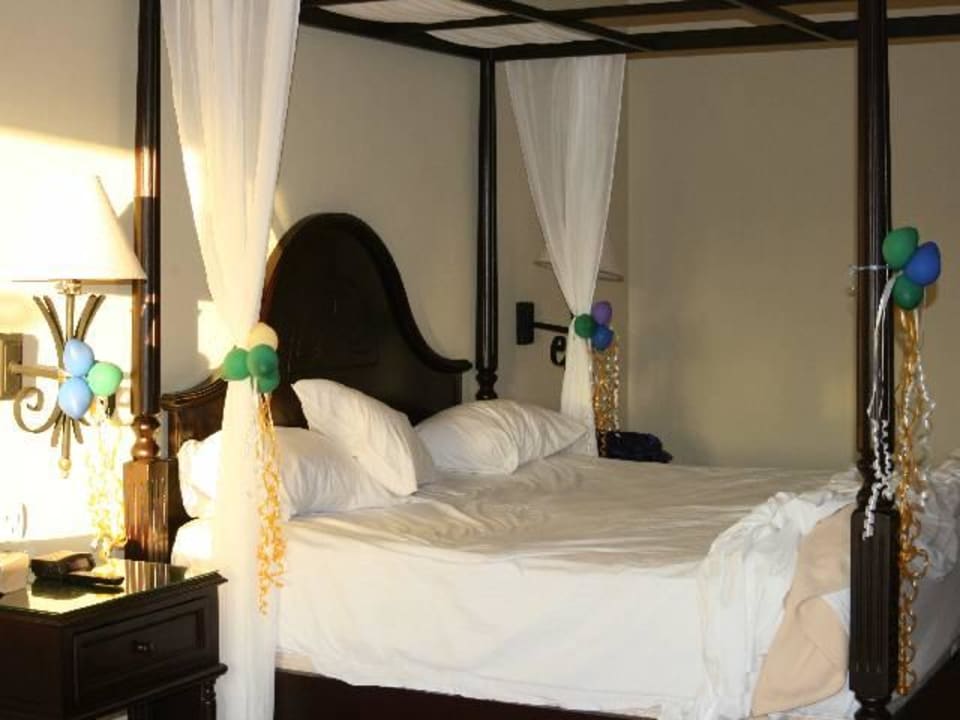 Kingsize-Bett mit Luftballon-Deko Bahia Principe Luxury Ambar