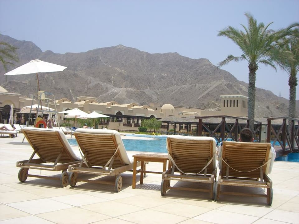 Blick auf den Pool Miramar Al Aqah Beach Resort