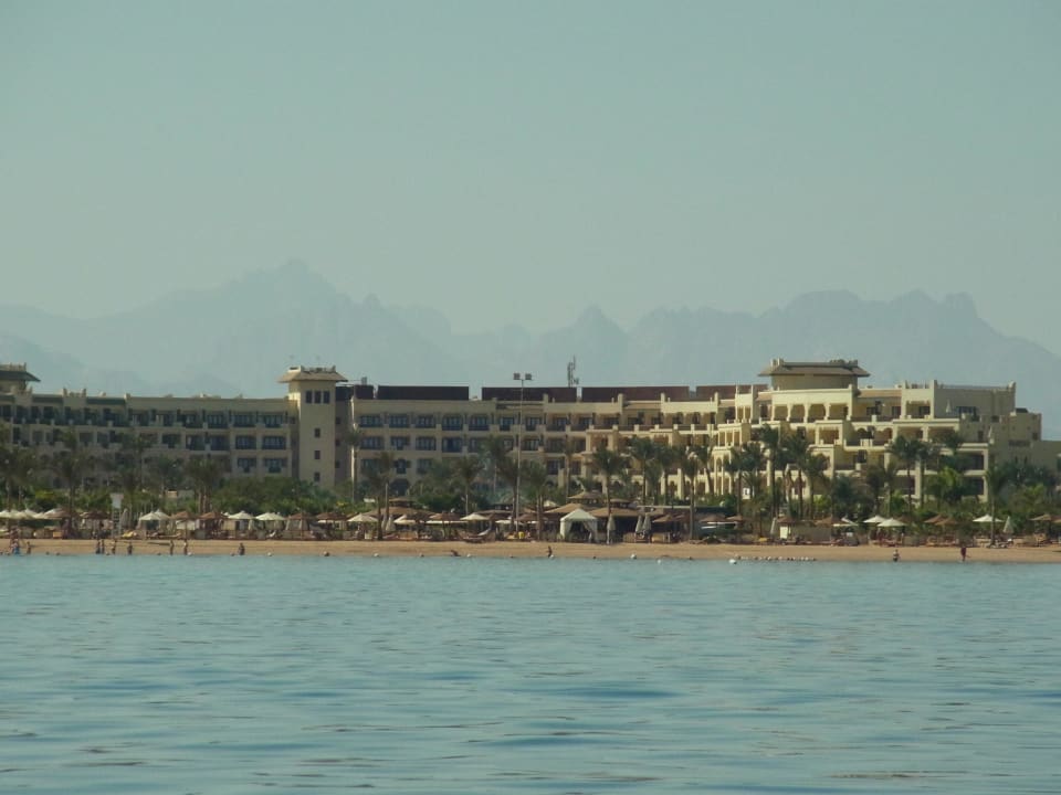 Blick vom Boot aufs Hotel Steigenberger ALDAU Beach Hotel