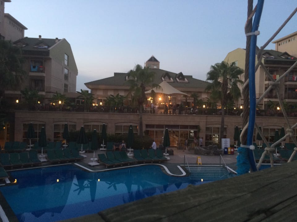 Blick auf Pool und Terrassenbar vom Yacht Restaurant Can Garden Resort