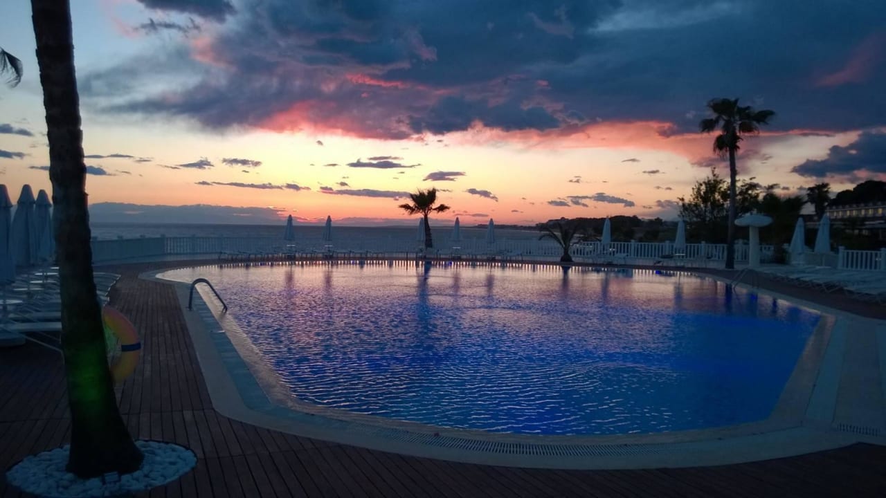 Großer Pool Sonnenuntergang Flora Garden Beach Hotel ( 16+ Adults Only )