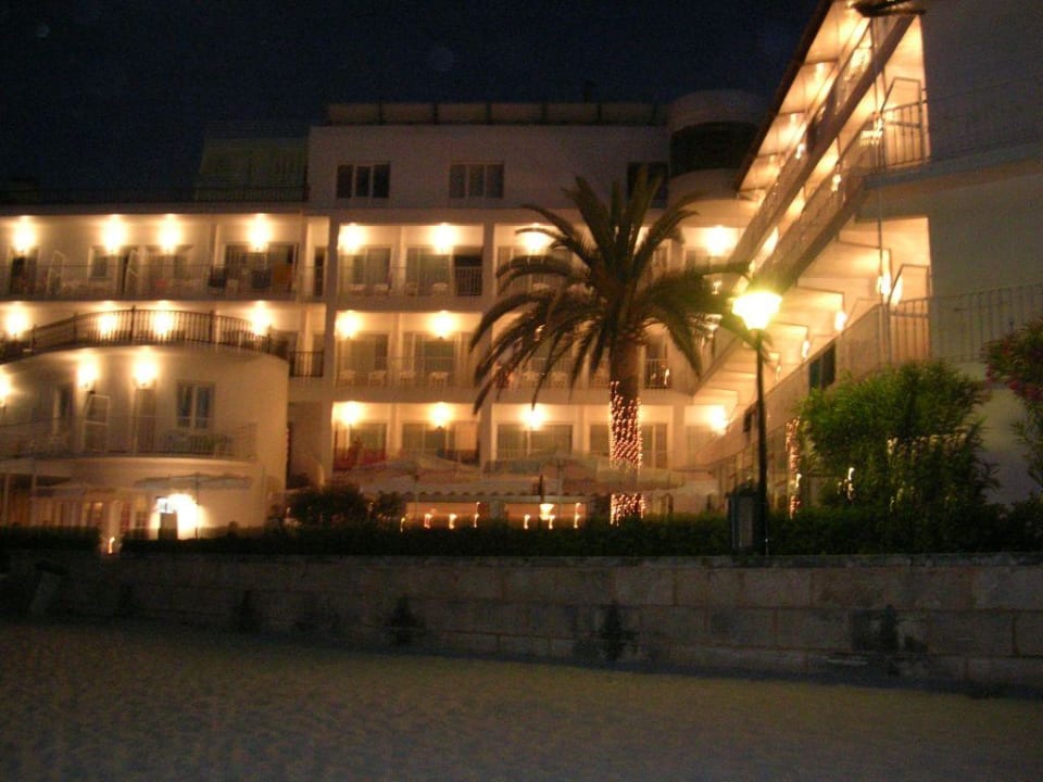 Das Hotel bei Nacht Hotel Club S'Illot