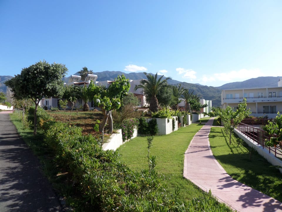 Weg zur Gartenanlage HARPIN Georgioupolis Resort Aquapark & SPA