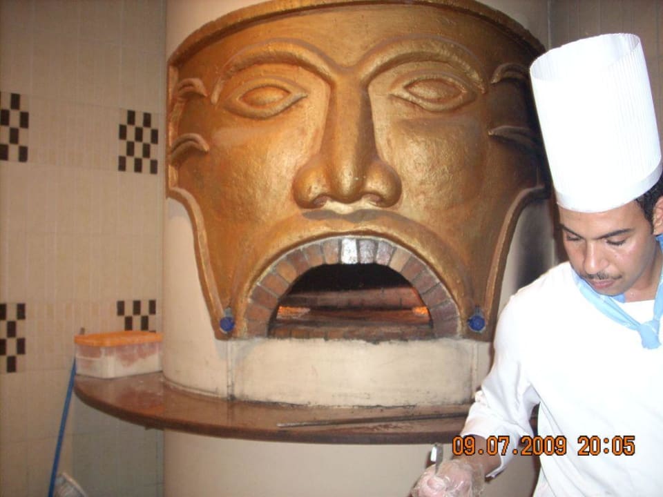 В итальянском ресторане каждому по желанию пицца. Pickalbatros Aqua Park Resort - Hurghada