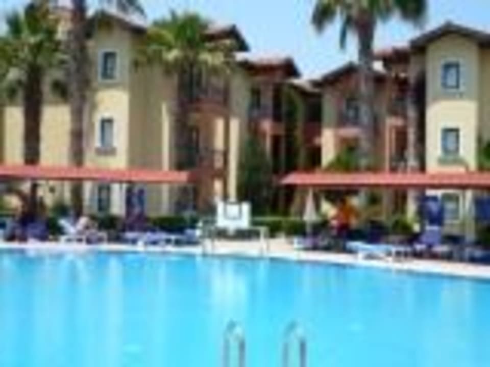 Im Hintergrund die Familienzimmer Miramare Queen Hotel