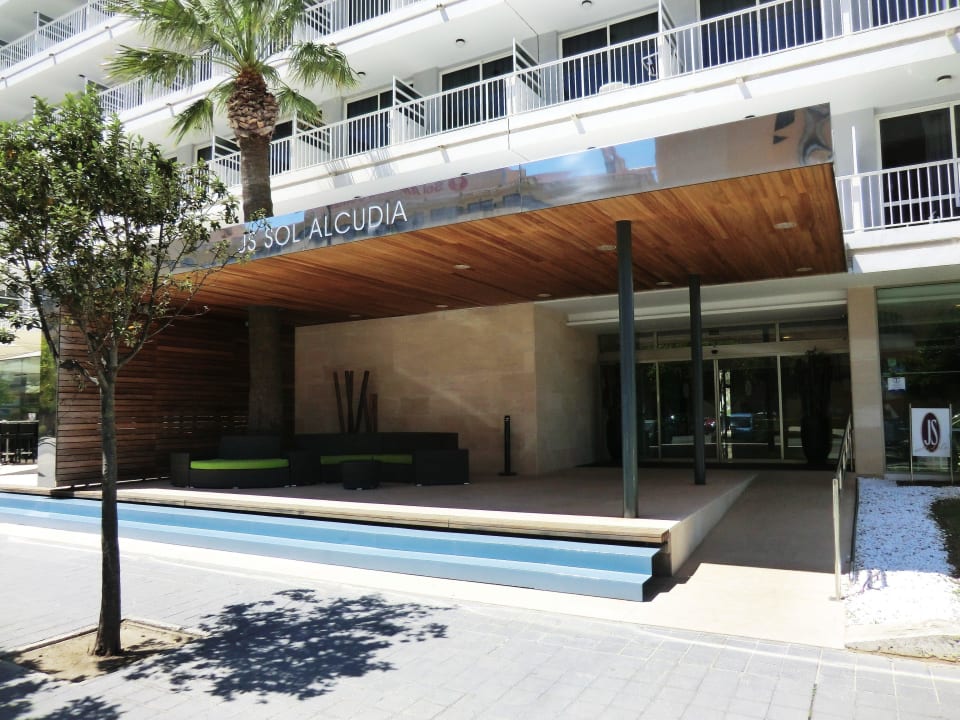 Vorderfront des Hotels JS Hotel Sol de Alcudia