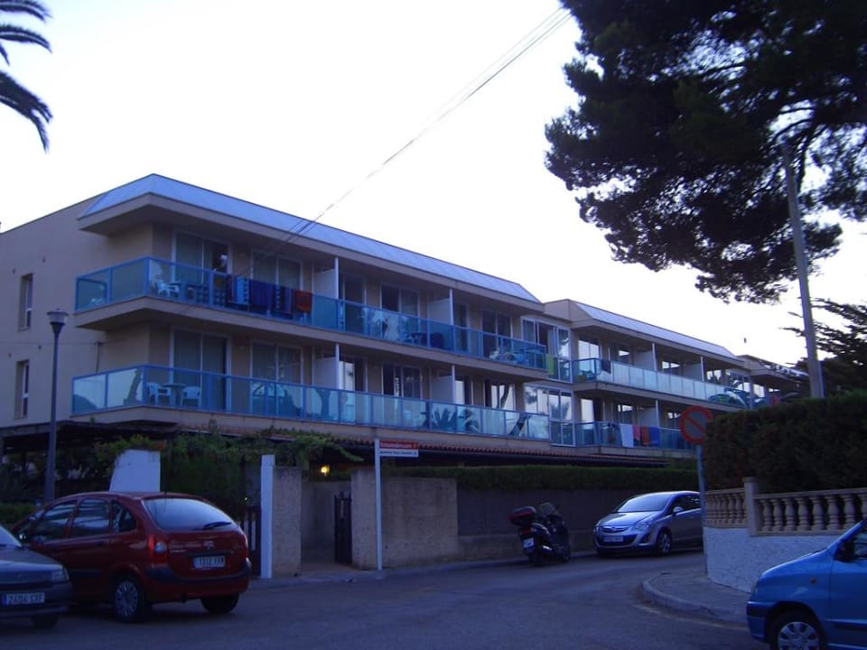 Blick von der Straße aufs Hotel Canyamel Sun Aparthotel