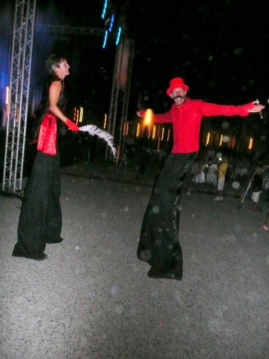 Zirkus Artisten auf Stelzen Mövenpick Resort & Spa El Gouna