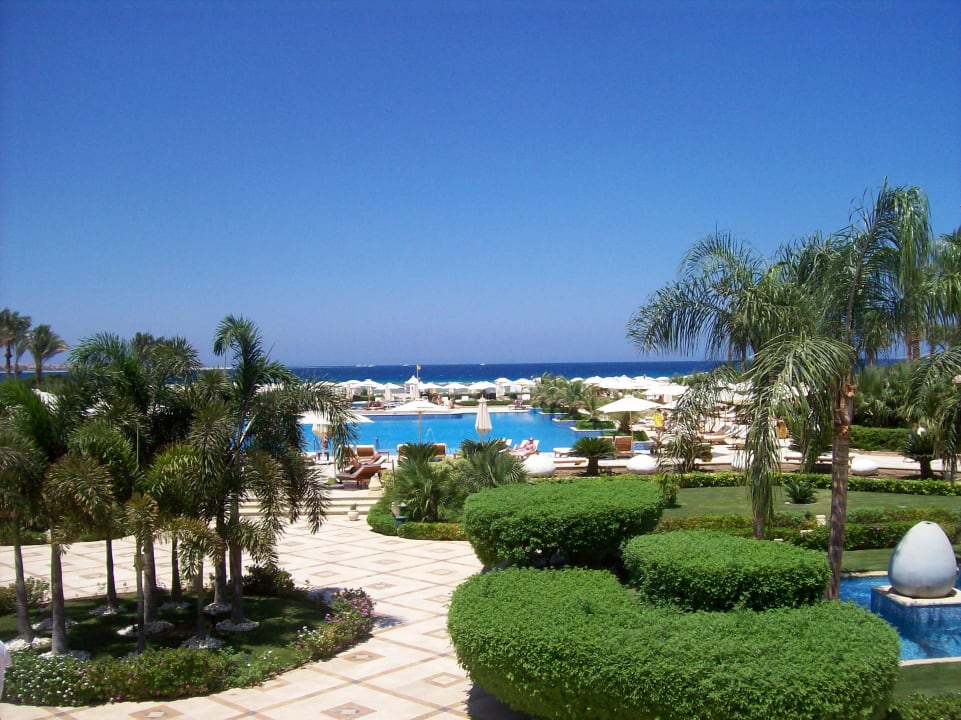 Blick über Gartenanlage zu den Pools Premier Le Reve Hotel & Spa