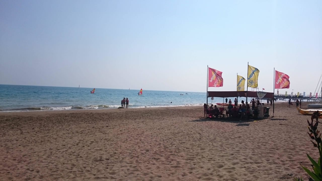 Sicht auf einen Teil des Wassersportangebots Asteria Family Belek