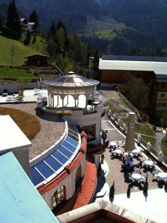 Blick Wellnessbereich und Terrasse Bistro Alpina Alpendorf