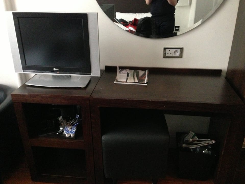 Der Schreibtisch mit TV und Wasserkocher Caesar Hotel