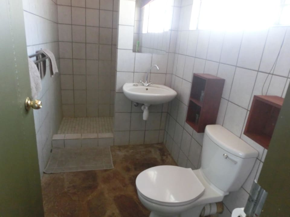 Dusche/Waschbecken/WC Kalahari Anib Lodge