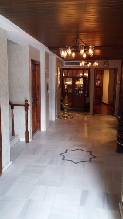 Flur zum Lift und WC Hotel Yusuf Pasa Konagi