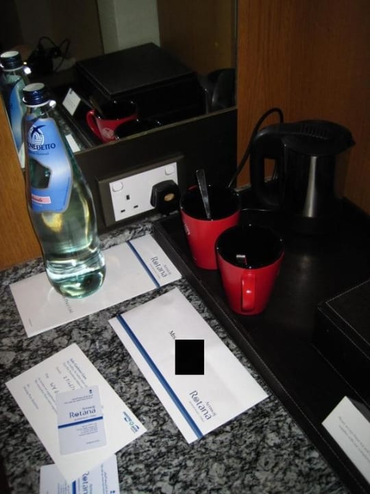 Minibar mit Wasserkocher und Tee etc. Amwaj Rotana Jumeirah Beach Residence