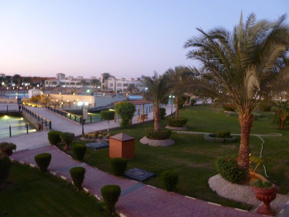 Unser Weg zum Restaurant Castello Pickalbatros Dana Beach Resort - Hurghada
