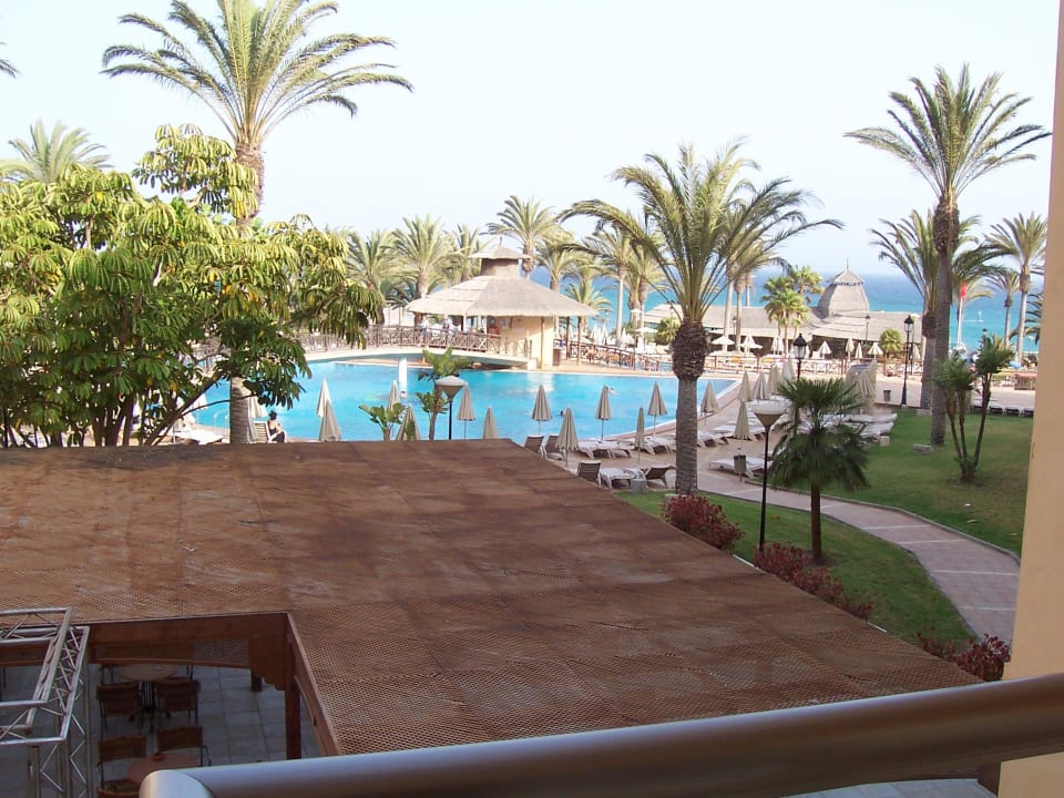 Ein traumhafter Blick auf den Pool und das Meer SBH Costa Calma Beach Resort