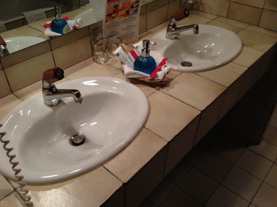 Badezimmer, Zimmer 875 Walliserhof Grand-Hotel & Spa