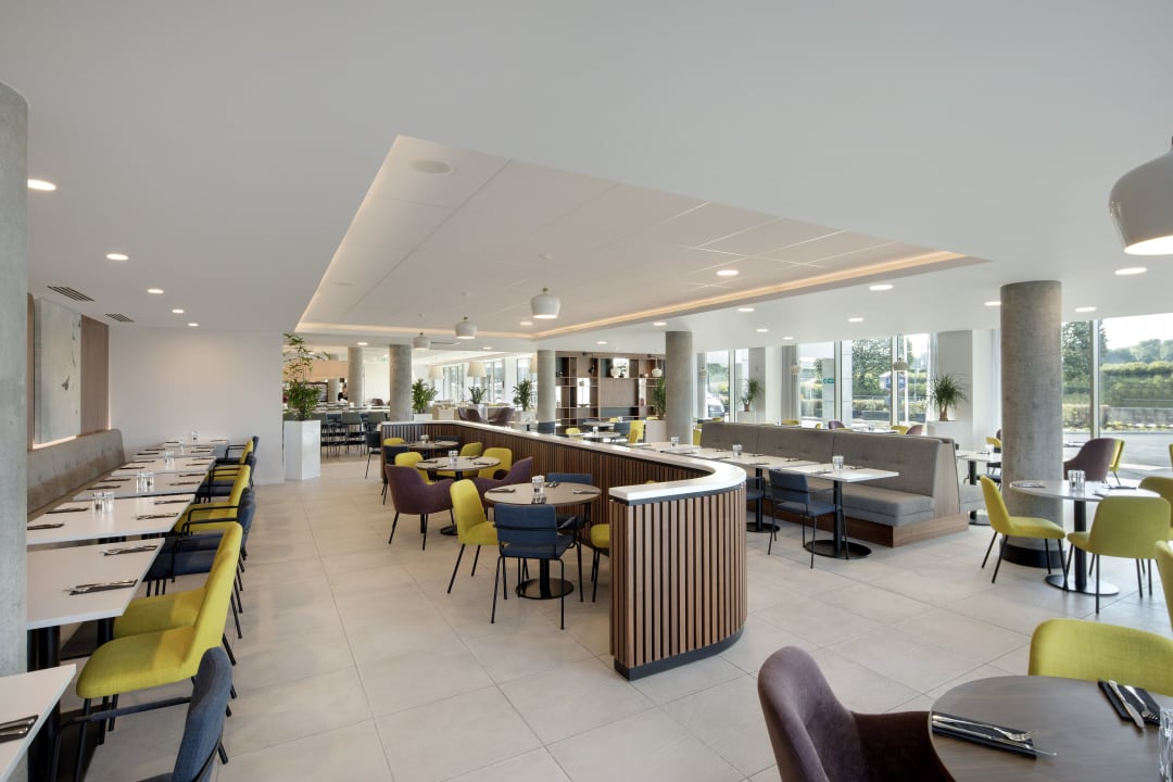 Lobby Hampton By Hilton London Stansted Airport