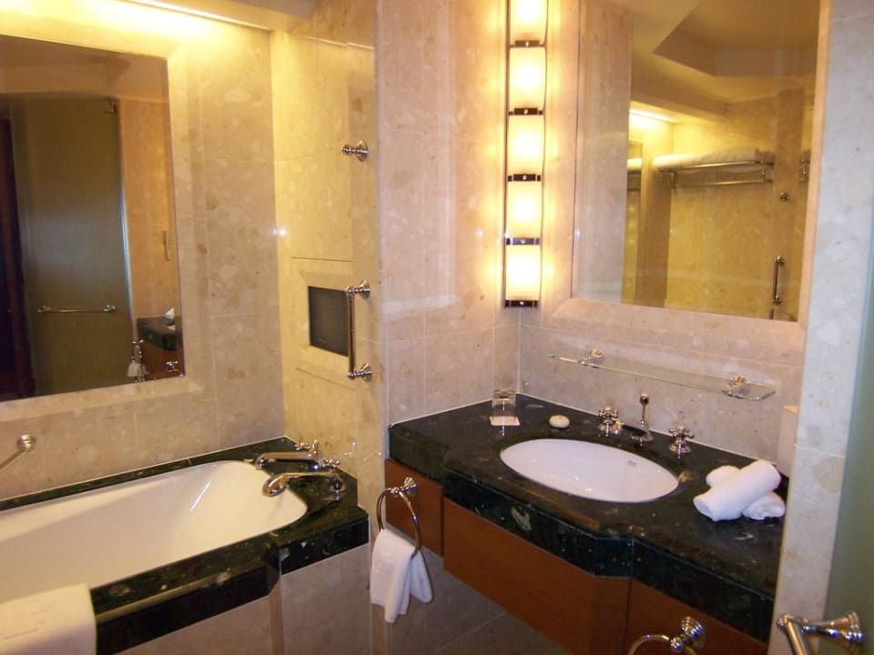 Marmorbad beim Grand Deluxe Zimmer Hotel The Peninsula Bangkok