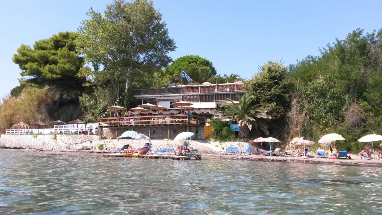 Hotel mit "Strand" und Badeponton Porto Koukla Beach