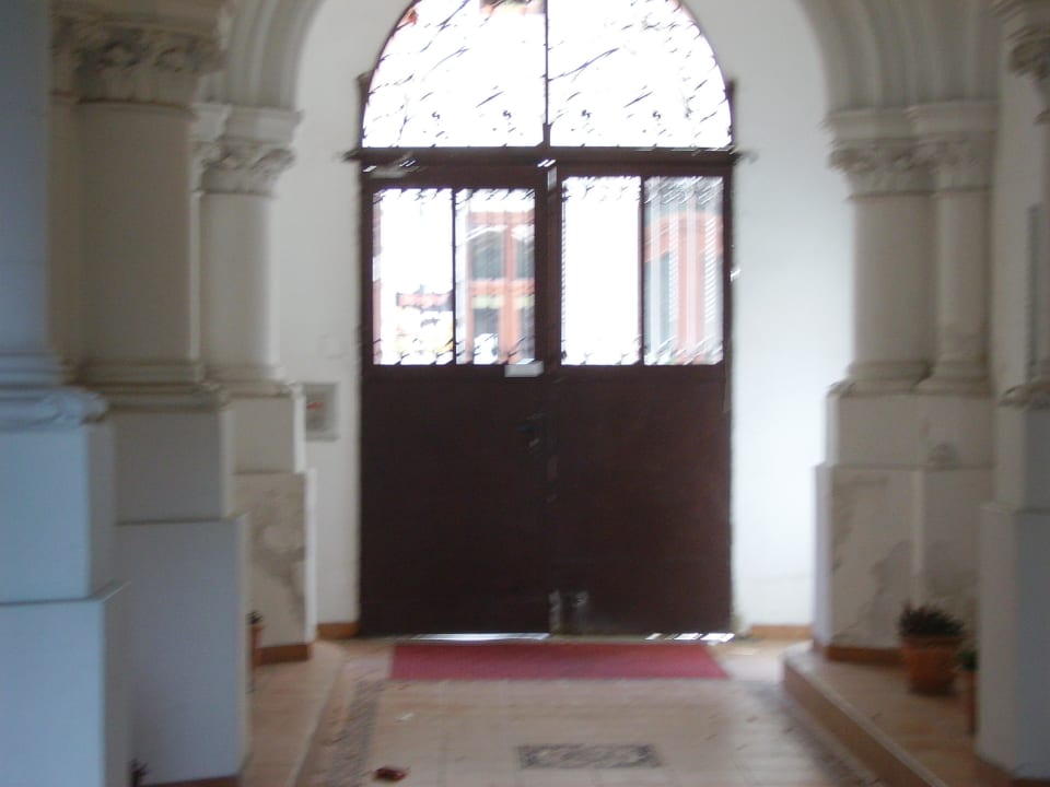 Die Eingangtür wofür man auch einen Schlüssel bekommt Carlton Opera Hotel