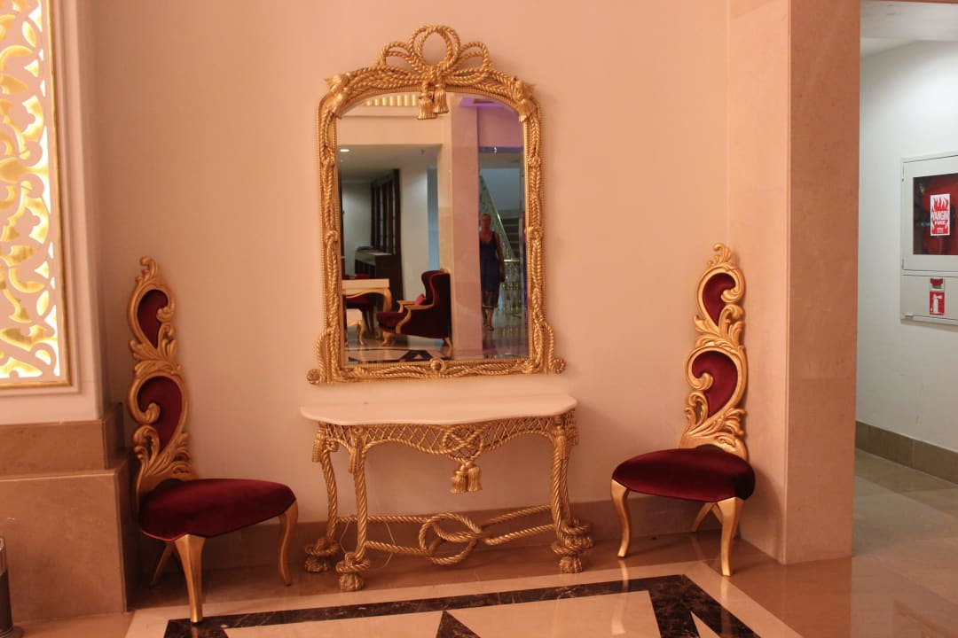 Sitzgelegenheiten in der Lobby Dobedan Exclusive Hotel And Spa