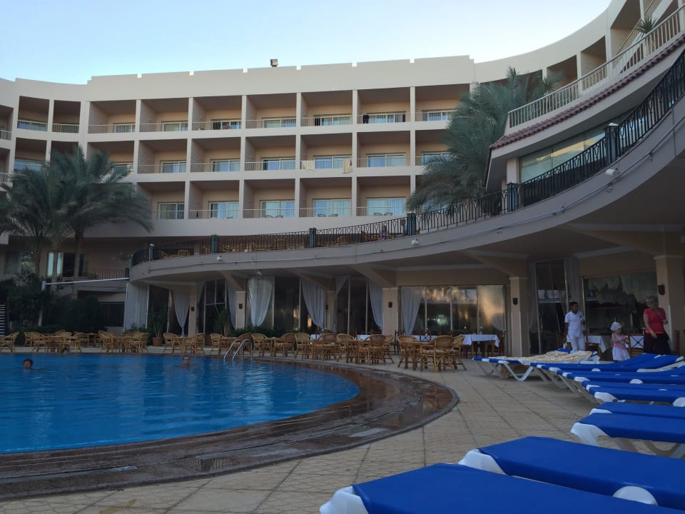 Бассейн и ресторан Sea Star Beau Rivage