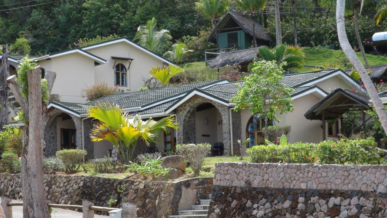 Aussenansicht der Zimmer The Coco de Mer Hotel & Black Parrot Suites