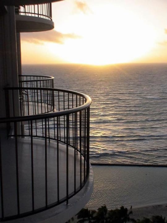 View from Kealohilani deluxe oceanview room Waikiki Beach Marriott Resort & Spa