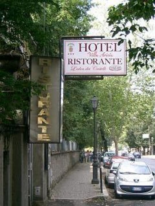 Einfahrt zum Hotel Villa Aricia